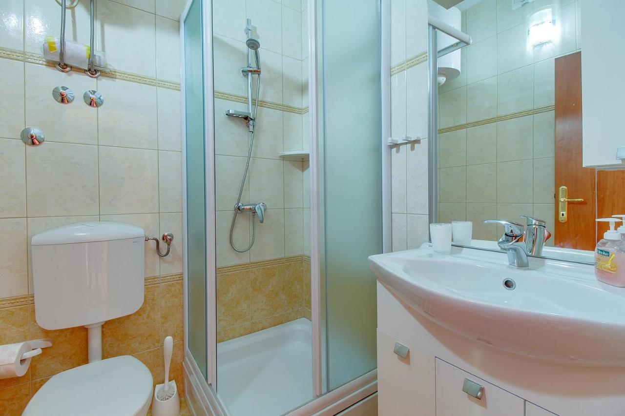 Apartments And Rooms By The Sea Nerezine, Losinj - 11815 エクステリア 写真